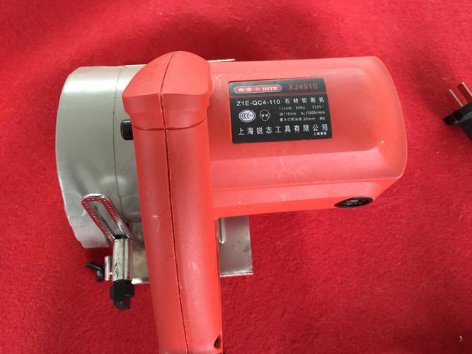 3.全銅電機,開關采用橡膠防塵套包裹,高硬度沖擊齒輪經,經